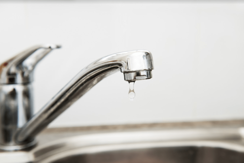 Dripping silver sink faucet